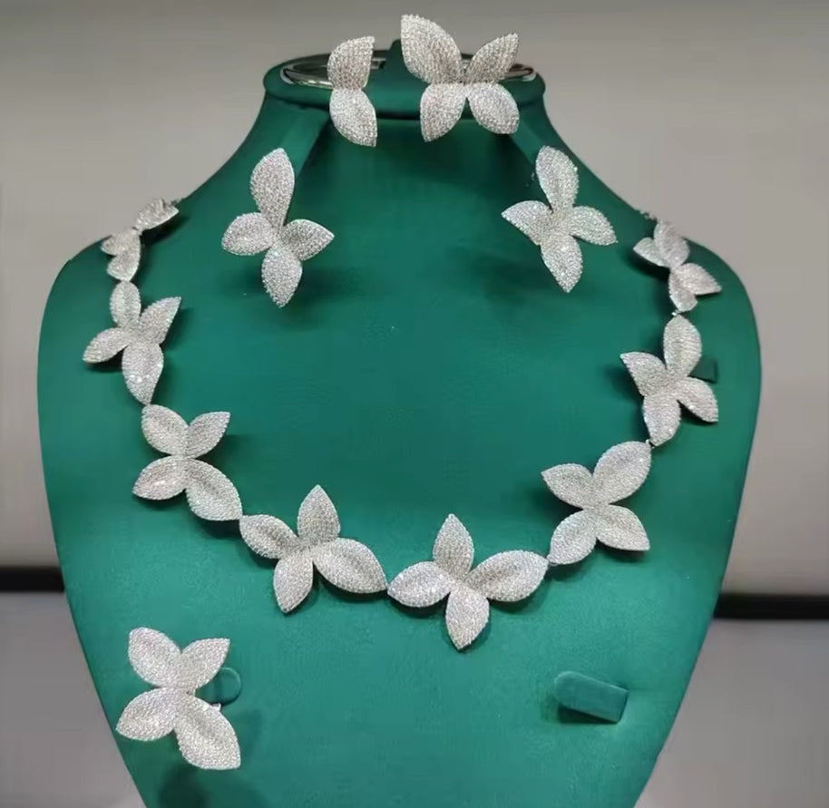 Ensemble Bijoux “ Fleur de nuit“ en Zircon