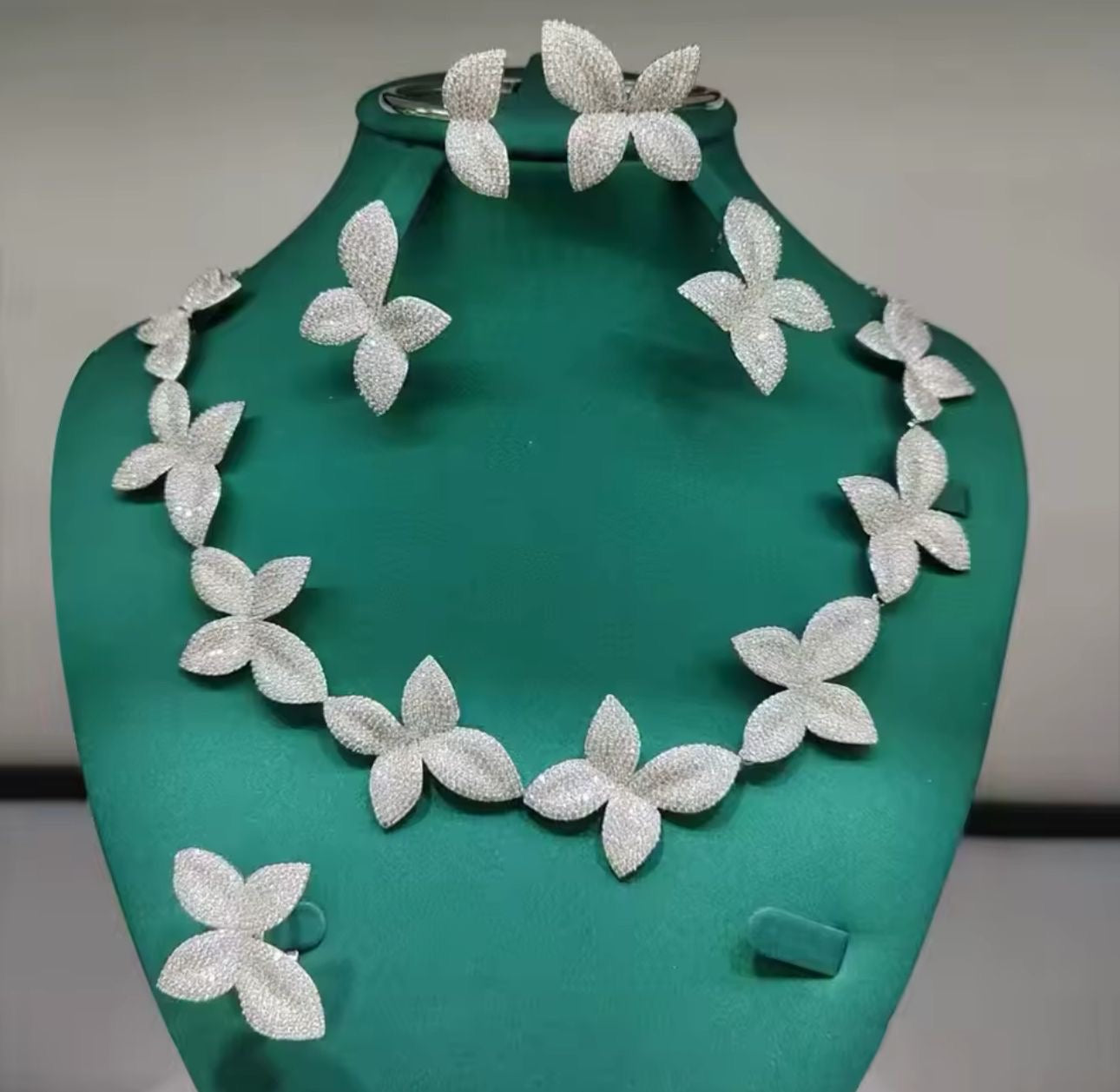 Ensemble Bijoux “ Fleur de nuit“ en Zircon